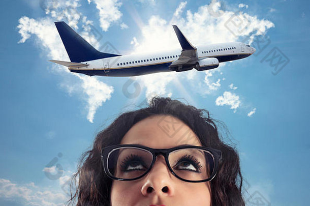 女人打破工作飞机旅行