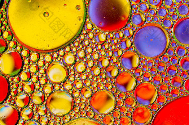 摘要石油滴泡沫水基斯下面色彩斑斓的背景