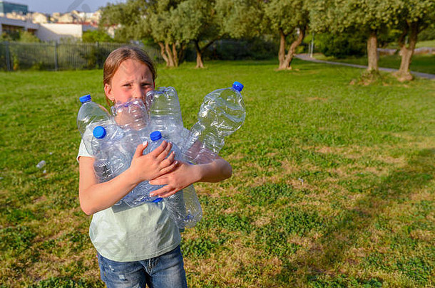 年轻的十几岁的女孩回收塑料瓶孩子<strong>志愿者</strong>清洁公园在户外