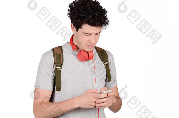 肖像年轻的拉丁男人。背包智能手机孤立的白色背景