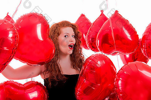 关闭视图快乐年轻的女孩红色的心气球