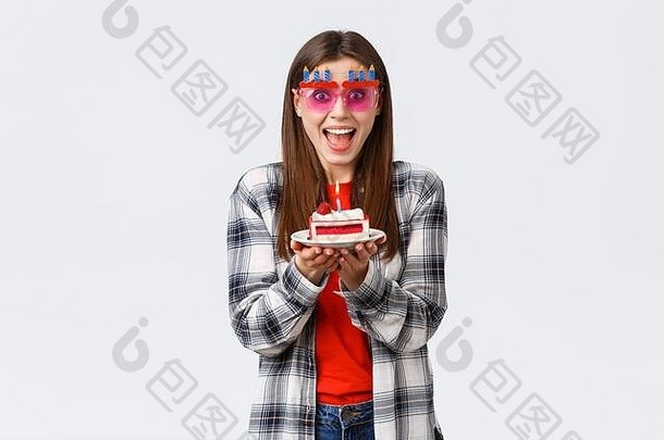 人生活方式假期庆祝活动情绪概念热情的快乐生日女孩有趣的聚会，派对穿眼镜持有生日蛋糕