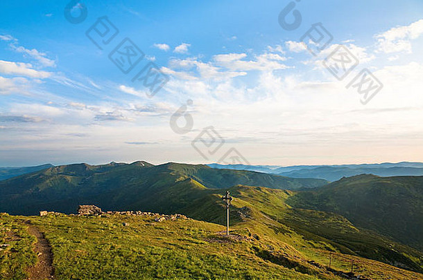 夏天多云的山景观乌克兰喀尔巴阡山脉的山