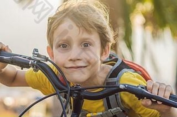 活跃的学校孩子男孩骑自行车背包阳光明媚的一天快乐孩子骑自行车<strong>学校安全</strong>孩子们在户外学校横幅长