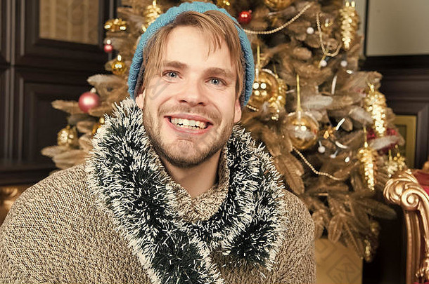 男人。微笑他毛衣俗丽的圣诞节树男子气概微笑圣诞节树房间快乐一年夏娃聚会，派对假期准备庆祝活动冬天时尚风格概念