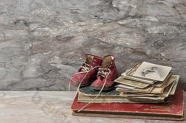 古董书照片婴儿鞋子怀旧生活石头背景