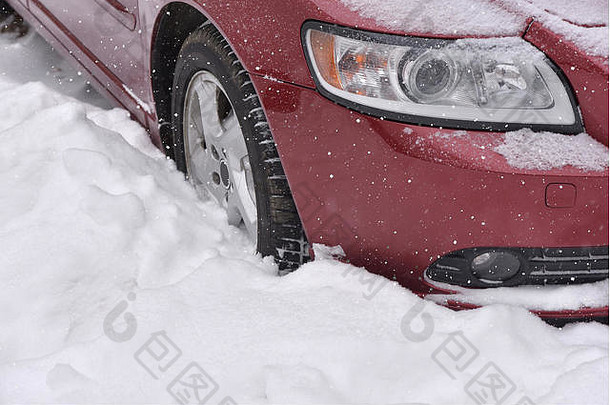 车冬天轮胎雪覆盖路