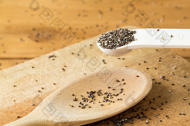超级食物黑色的传讲种子白色塑料测量勺子木面包董事会厨房表格
