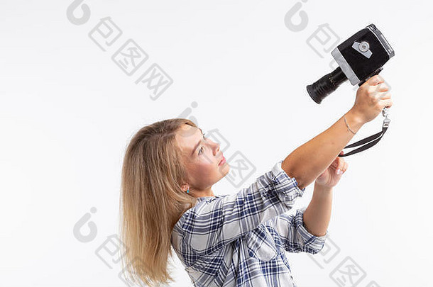 自拍照片摄影师复古的相机概念年轻的女人古董相机白色背景