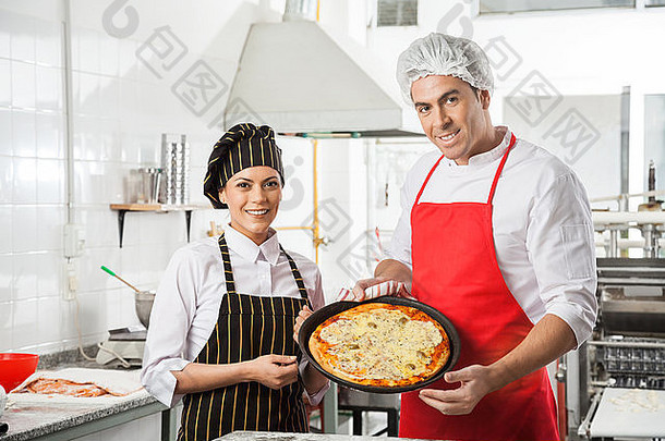 快乐厨师展示披萨商业厨房