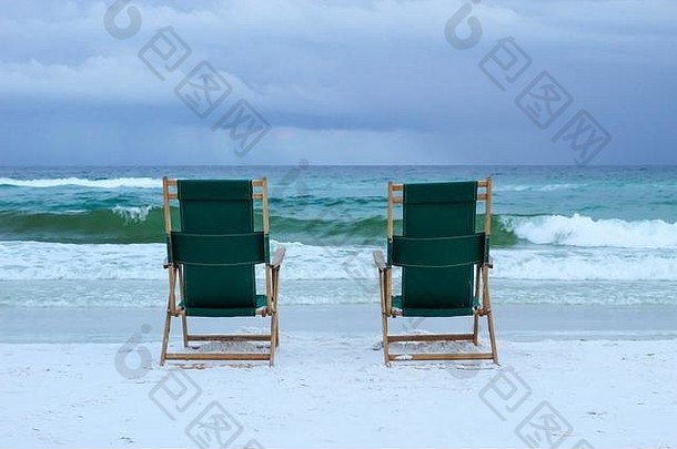 绿色椅子海滩面对海洋阳光明媚的一天佛罗里达