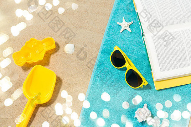 太阳镜沙子玩具书海滩毛巾