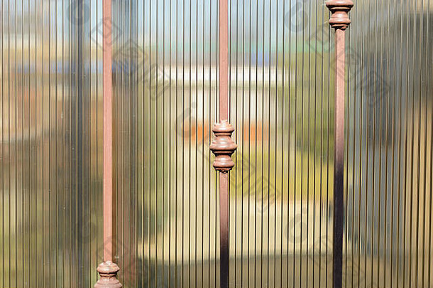 金属伪造的栅栏表半透明的棕色（的）聚碳酸酯模糊图像夏天花园