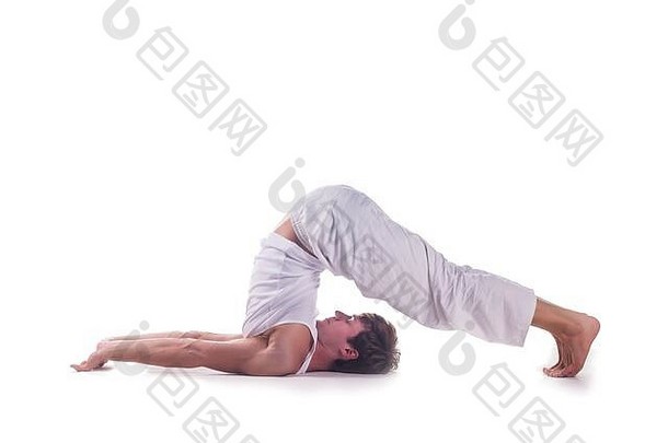 男人。练习瑜伽犁构成的姿势白色背景哈拉萨那