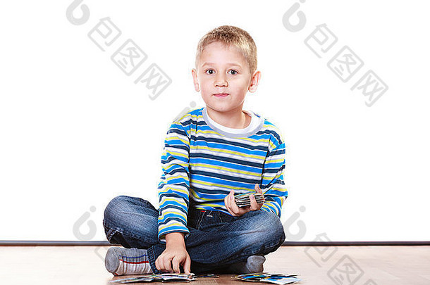 免费的时间有趣的爱好男孩玩在室内坐地板上玩收集卡片