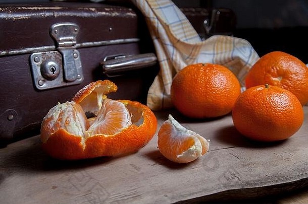 未剥皮的新鲜的橙色普通话橙子<strong>橘子</strong>柑橘柑橘类水果水果一半去皮片去皮男人。