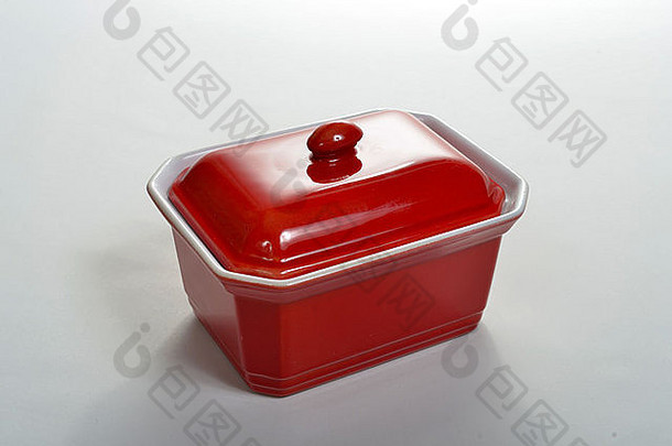 小红色的瓷碗集白色表面