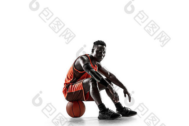 完整的长度肖像<strong>篮球</strong>球员球孤立的白色工作室背景广告概念适合非洲阿尼利坎运动员坐着球