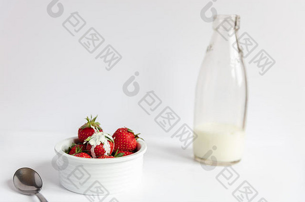 草莓奶油白色菜白色背景