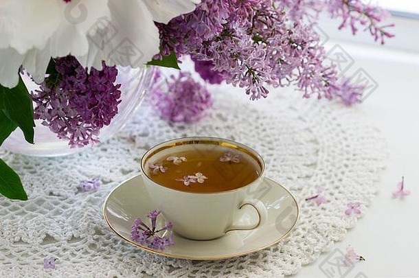 杯洋甘菊茶瓷杯花束淡紫色牡丹窗台上