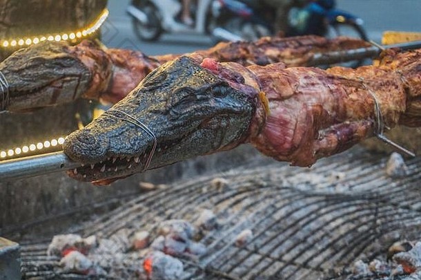烤鳄鱼开放火海食物餐厅异国情调的餐越南食物亚洲厨房生鳄鱼肉异国情调的食物