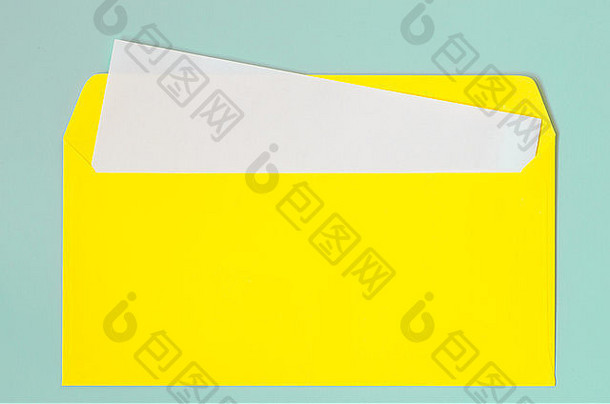 开放黄色的信封空白纸蓝色的背景
