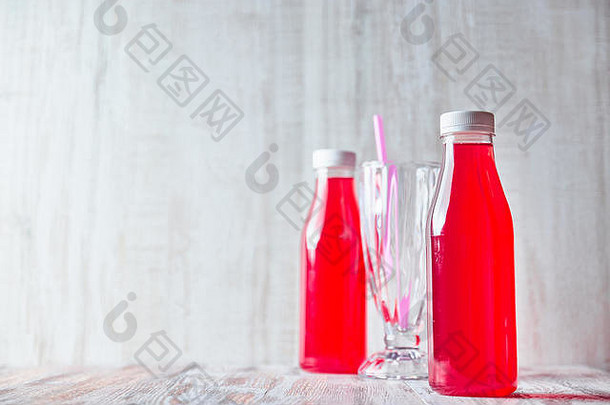 瓶装浆果汁光木表格让人耳目一新夏天饮料特写镜头