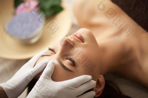 水疗中心美丽的年轻的女人脸治疗美沙龙