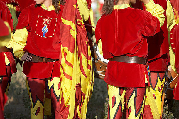 意大利中世纪的旗帜挥舞者服装