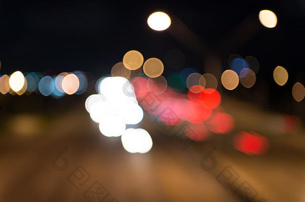 城市交通模糊车灯晚上城市晚上灯散焦背景晚上城市灯照明照明白色红色的模糊灯看运输移动街