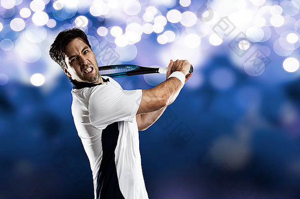 网球球员玩蓝色的灯背景