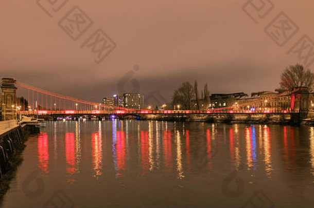 领导功能照明南波特兰街悬架人行桥色彩斑斓的反射河克莱德格拉斯哥苏格兰