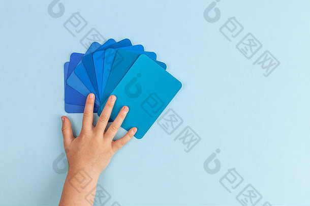孩子的手触碰颜色样品卡片色调蓝色的前视图复制空间