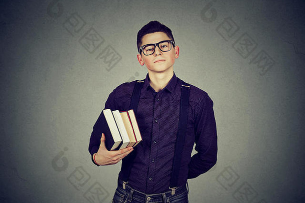 自信聪明的学生携带书穿眼镜