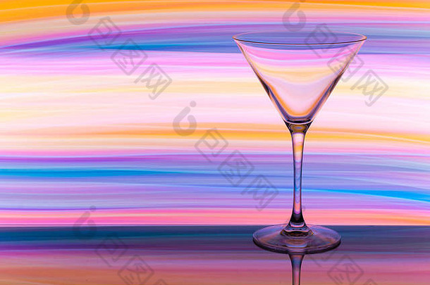 单鸡尾酒马提尼玻璃彩虹五彩缤纷的光绘画