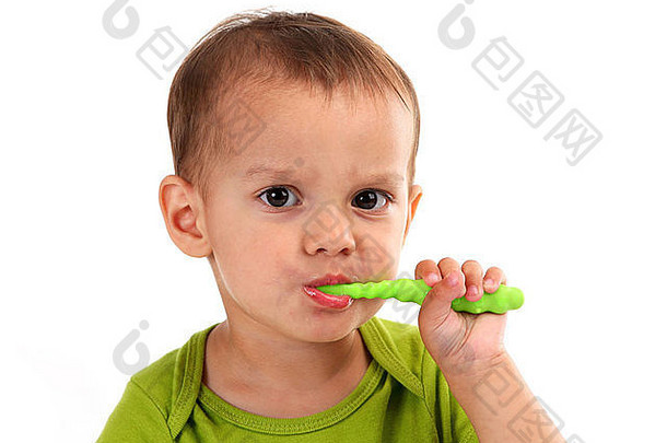 可爱的男孩刷牙牙齿孤立的白色背景