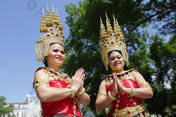 索菲亚保加利亚女表演者显示传统的泰国衣服珠宝一天
