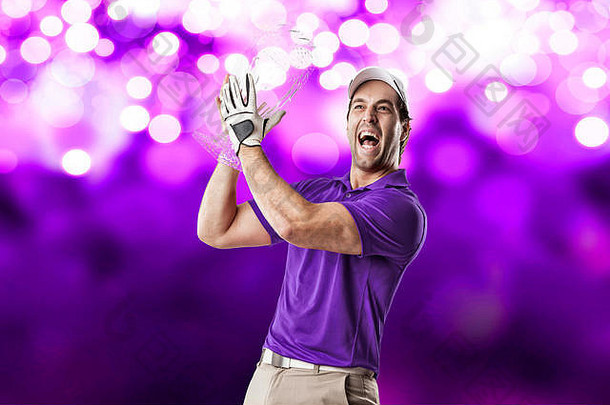 高尔夫球球员紫色的衬衫庆祝玻璃奖杯手紫色的灯背景
