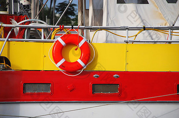 色彩斑斓的船throwable生活储蓄设备