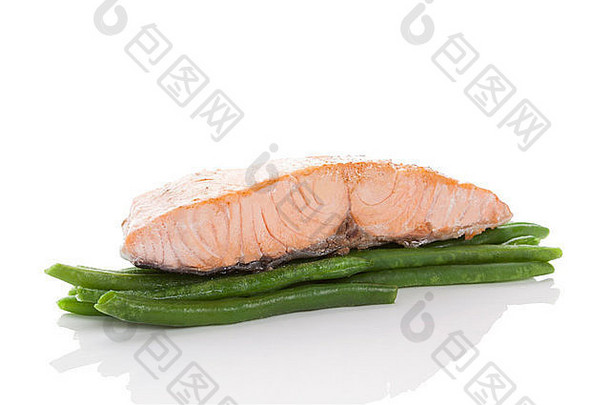 烧烤大马哈鱼牛排绿色豆子孤立的白色背景反射健康的海鲜吃