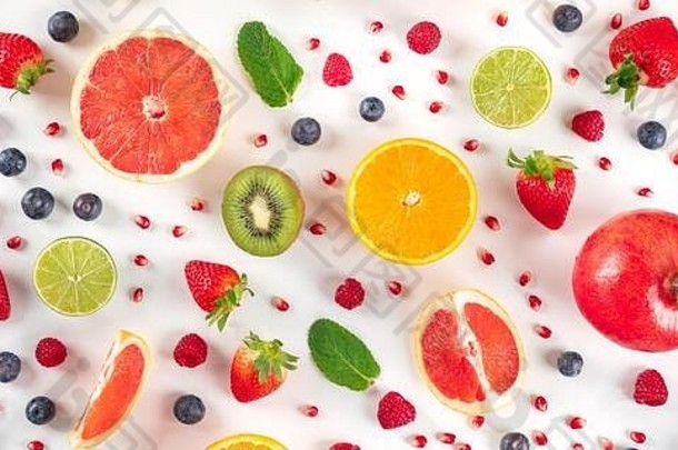新鲜的夏天水果全景平铺白色背景充满活力的食物模式拍摄
