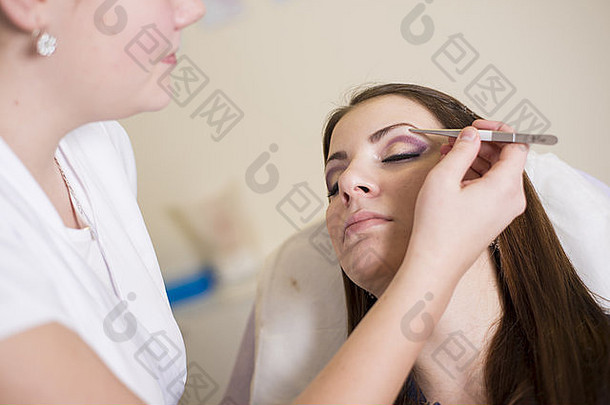 美容师专业使年轻的女人