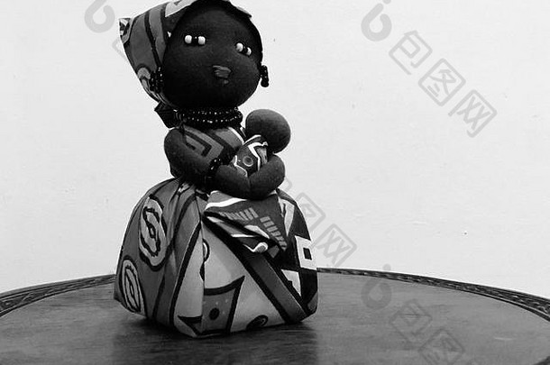 <strong>非洲</strong>布娃娃持有婴儿黑色的白色照片过滤后的