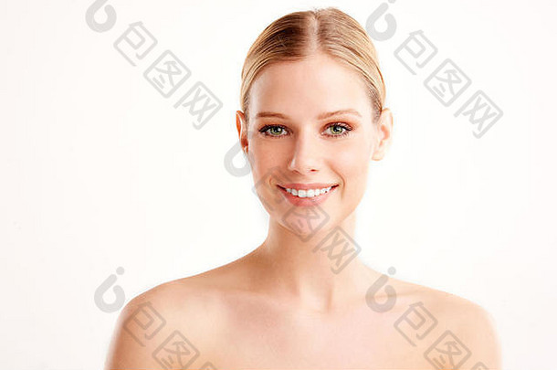 特写镜头工作室肖像拍摄美丽的年轻的女人完美的皮肤相机微笑孤立的白色背景