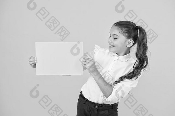 光荣的颜色女孩持有空表纸黄色的背景小孩子空白绿色学校纸赋值项目工作检查纸复制纸复制空间
