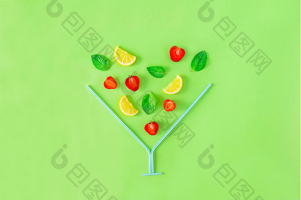 有创意的布局草莓柠檬水成分柠檬薄荷浆果下降coctail玻璃使吸管绿色背景夏天饮料