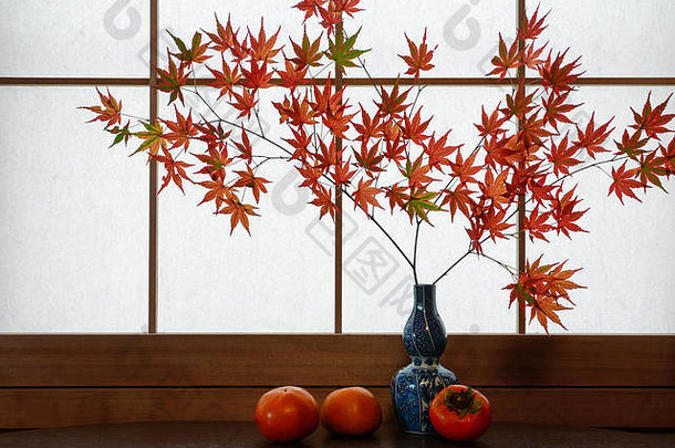 乡村秋天场景红色的日本枫木叶子成熟的柿子前面大米纸窗口背景