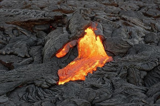热岩浆熔岩流活跃的火山火山喷发出现裂缝流以前沉积黑暗强烈结构化岩石