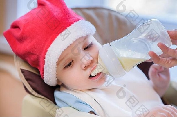 婴儿喝牛奶圣诞节红色的他