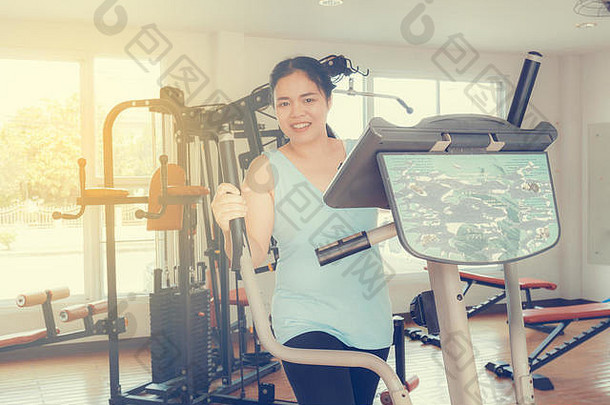 亚洲脂肪女人培训自行车健身房强度重量损失